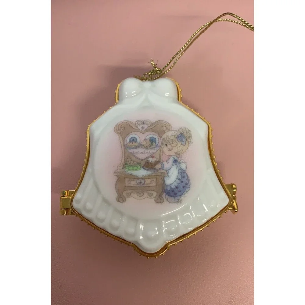 Precious Moments Photo Locket Bakery Ornament “Special place In My Heart” 2001